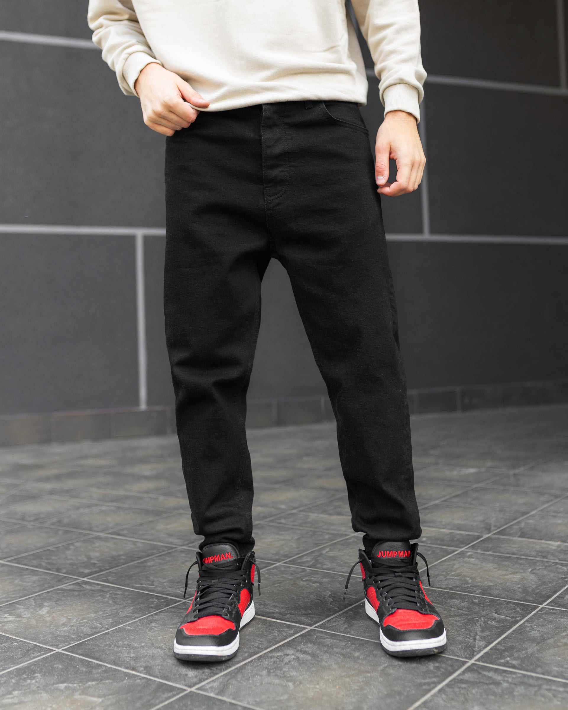 Жас, әдемі қыздар джинсы киген видео Ол әйелінің досын трахает, ал әйелі оны түсіреді.